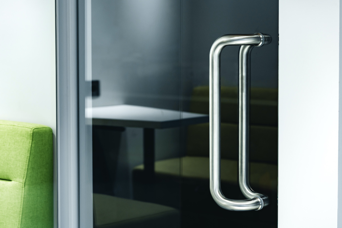 Advantages of aluminum doors for bathrooms in hotels
